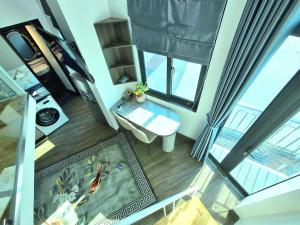 uma vista superior de uma sala de estar com uma janela em Home 24 12 Đào Tấn em Hanói