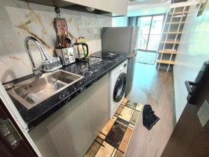 uma cozinha com pia e máquina de lavar em Home 24 12 Đào Tấn em Hanói