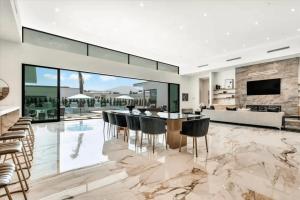 Posezení v ubytování Sleeps 28 2 Luxe Villas w Pickleball Court Bravo Villas Dorado by AvantStay