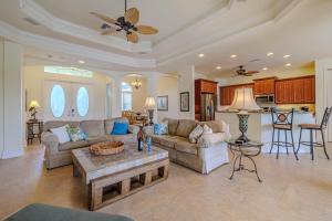 un salon avec un canapé et une table dans l'établissement Palm Villa, à Shell Point Village