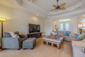 un salon avec un canapé et une table dans l'établissement Palm Villa, à Shell Point Village