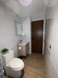 Ένα μπάνιο στο Apartamento moderno a 10 minutos del Aeropuerto