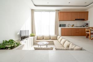 a living room with a couch and a table at Kaya Villa Pererenan in Munggu