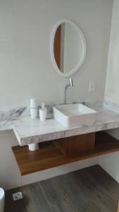 un bagno con un lavandino bianco e uno specchio di Casa de Praia, Piscina e Conforto no Frances a Marechal Deodoro