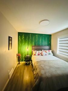 Ένα ή περισσότερα κρεβάτια σε δωμάτιο στο Beautiful Stay Air condition at Ellerslie Edmonton