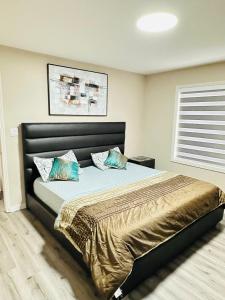 Ένα ή περισσότερα κρεβάτια σε δωμάτιο στο Beautiful Stay Air condition at Ellerslie Edmonton +69 φωτογραφίες