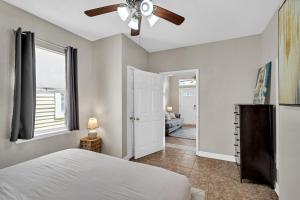 Un dormitorio con una cama y un ventilador de techo. en Classic NOLA Stay in Cozy 2BR Shotgun, en Nueva Orleans