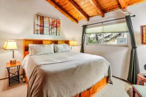 Ένα ή περισσότερα κρεβάτια σε δωμάτιο στο Laid-back Creekside Cabin Walkable to Town
