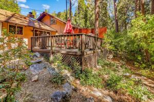 Κήπος έξω από το Laid-back Creekside Cabin Walkable to Town