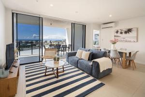 Posezení v ubytování Brand New 3BR with Sea Views - Walk to Beach and Shops