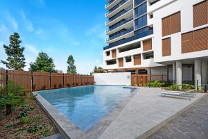 Bazén v ubytování Brand New 3BR with Sea Views - Walk to Beach and Shops nebo v jeho okolí