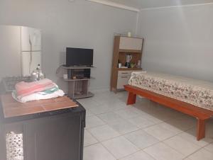 TV a/nebo společenská místnost v ubytování Kitnet de férias