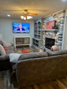 TV/trung tâm giải trí tại Sooner Nations Strawberry Hill 3 bedroom 2 bath