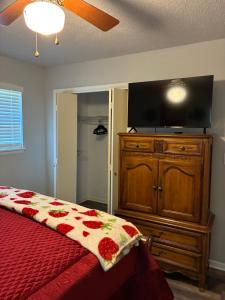 Giường trong phòng chung tại Sooner Nations Strawberry Hill 3 bedroom 2 bath