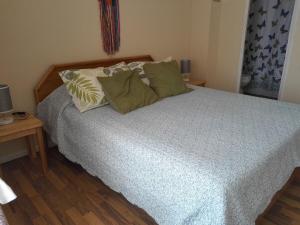 a bedroom with a bed with green pillows at Bella vista al mar y cerca!! in El Quisco