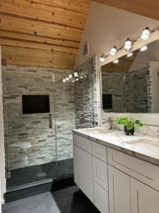 Koupelna v ubytování Lakefront Oasis