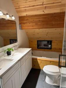 Koupelna v ubytování Lakefront Oasis + 8 fotografií