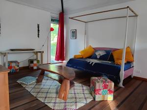 Una sala de estar con un sofá azul y una mesa. en Blue lagoon - private access to blue lagoon, en Punaauia