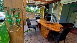 Una mesa y sillas de madera en un patio. en Blue lagoon - private access to blue lagoon, en Punaauia 14 fotos más