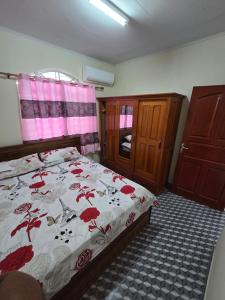 LelydorpにあるKALIKA's Appartementの赤い花が飾られたベッドのある寝室