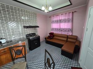 LelydorpにあるKALIKA's Appartementのソファとストーブのあるリビングルーム