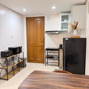 O bucătărie sau chicinetă la 1 Bedroom at One Pontefino Tower, Batangas City +8 fotografii