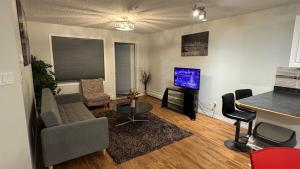 Μια τηλεόραση ή/και κέντρο ψυχαγωγίας στο Main Floor Condo Fully Independent 1 Bed 1 Bath