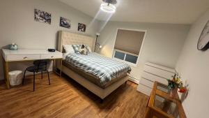 Ένα ή περισσότερα κρεβάτια σε δωμάτιο στο Main Floor Condo Fully Independent 1 Bed 1 Bath +9 φωτογραφίες