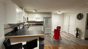 Η κουζίνα ή μικρή κουζίνα στο Main Floor Condo Fully Independent 1 Bed 1 Bath