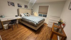 Ένα ή περισσότερα κρεβάτια σε δωμάτιο στο Main Floor Condo Fully Independent 1 Bed 1 Bath