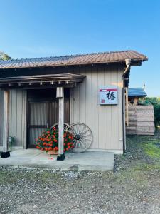 un edificio con una bicicletta parcheggiata di fronte di Izakaya inn "Tsubaki" - Vacation STAY 14130 a Chiba Altre 16 foto