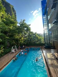 a group of people playing in a swimming pool at Thao Nguyen Homestay in Phong Nha +16 photos