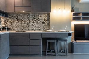 Η κουζίνα ή μικρή κουζίνα στο Luxury 1BR Condo – Pool Mountain Views D508