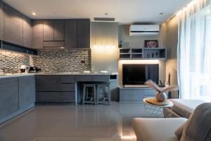 Η κουζίνα ή μικρή κουζίνα στο Luxury 1BR Condo – Pool Mountain Views D508