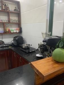 a kitchen with a counter top with a mixer and a counter top at Danh Tài Homestay in Kon Rung (1)
