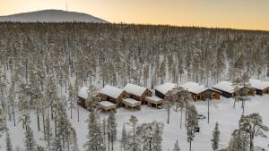 an aerial view of a lodge in the snow at Villa QUU A, Superior 4BD detached Villa in Äkäslompolo