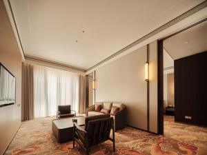 Un televizor și/sau centru de divertisment la Beijing Zhonghe Hotel