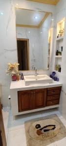 a bathroom with a sink and a large mirror at Beautiful House - COP30 in Belém
