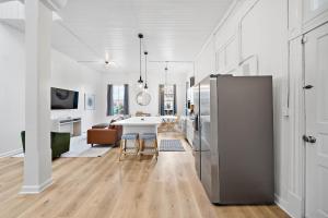 una cucina e un soggiorno con un grande frigorifero di Historic Downtown Galveston Loft with Balcony a Galveston