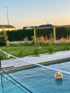 a net with a volley ball on a tennis court at Villa Golfgatan 32 Vintrosa Lanna in Vintrosa