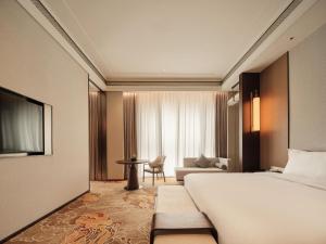 Un pat sau paturi într-o cameră la Beijing Zhonghe Hotel +21 fotografii