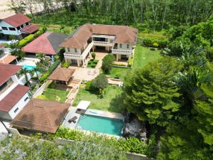 Bazén v ubytování 5BR Luxury Villa Bangtao With Staff Phuket nebo v jeho okolí