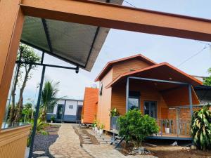 una casa con techo de gambrel en Bảo Anh Homestay, en Buôn Dru Dak Mam 6 fotos más