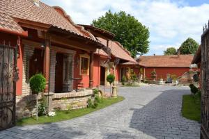 eine Kopfsteinpflasterstraße vor einem Haus in der Unterkunft Villa Medici Vendégház in Kiskőrös