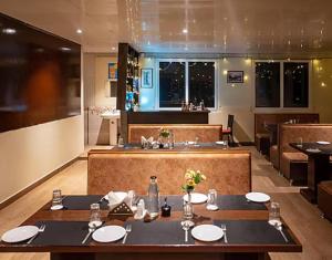 a dining room with a table in a restaurant at Celosia Parasol Norling Hotel & Spa - Gangtok in Jāmb