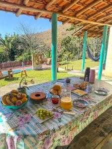 un tavolo con un sacco di cibo sopra di Bike Mantiqueira hospedagem e camping a Queluz