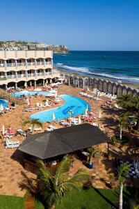 サンアグスティンにあるホテル サン アグスティン ビーチ クラブのプールと海を望むリゾートです。