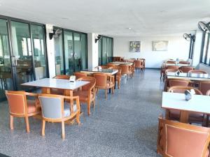 a dining room with tables and chairs at New Siya in Maha Sarakham