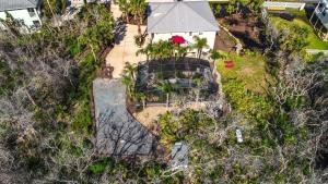 Una vista aérea de una casa con jardín. en Beach Home with Amazing Oasis Pool Spa Waterfall Fire Pit Bikes, en Marineland