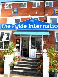un bâtiment avec un panneau indiquant l'institution fiduciaire dans l'établissement The Fylde International Guest House, à Blackpool